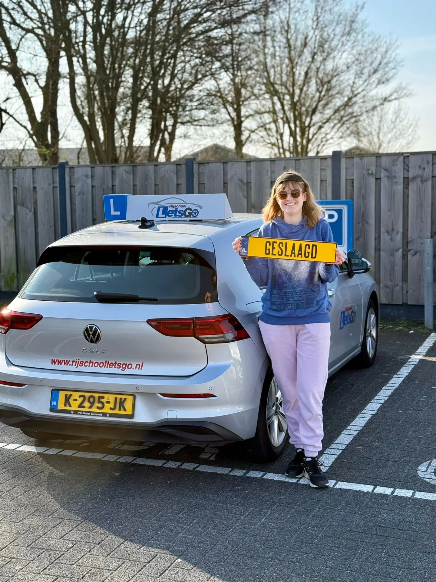 Geslaagde leerling met GESLAAGD-bord